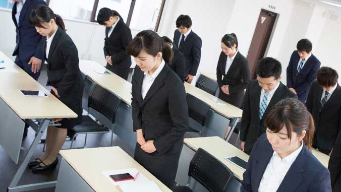 挨拶の練習をしている新入社員