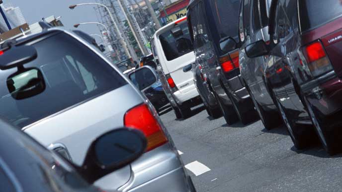 渋滞で全然進まない車