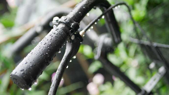 雨に濡れた自転車