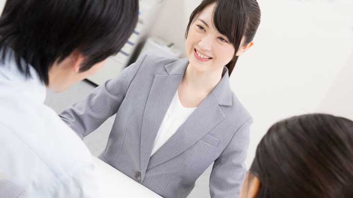 上司と会話している新入社員