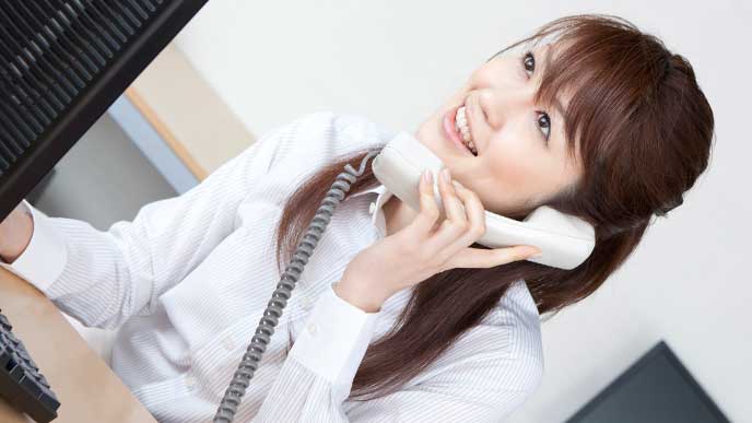 会社で電話対応している女性社員