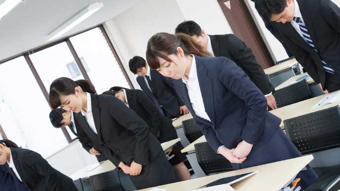 挨拶の練習をみんなでしている新入社員たち