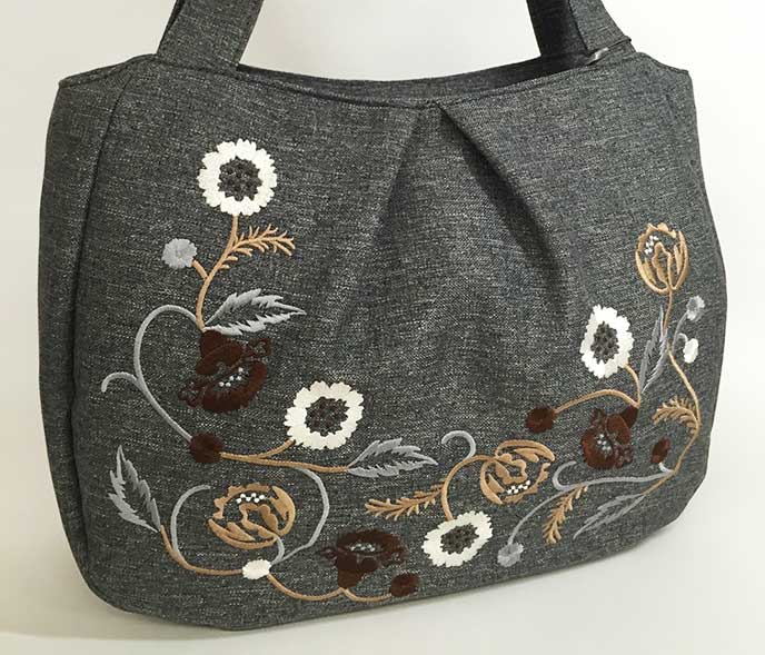 花柄の刺繍がついた布トート