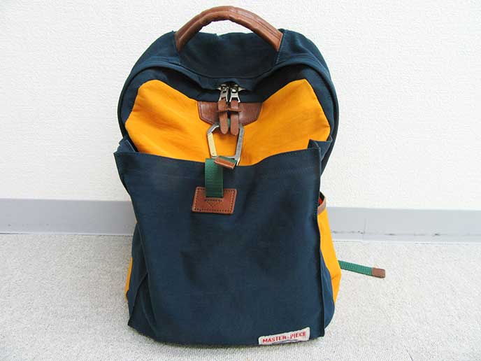 大きめのオレンジと紺色のツートンのリュックサック