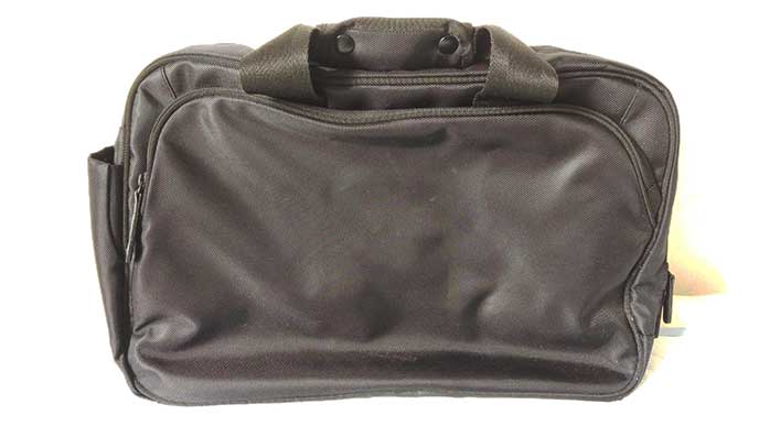 13インチのノートパソコンがちょうど入る黒いバッグ