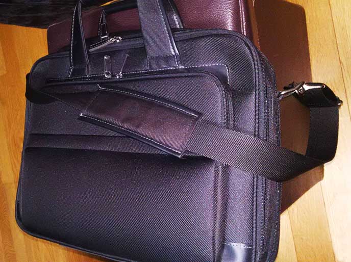 肩紐がついた黒いバッグ