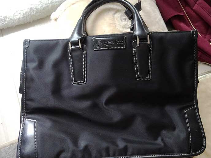 底にマチがあって自立する黒いカバン