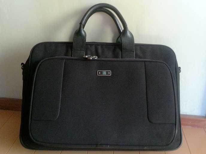 ノートパソコンが入るクッション性のある黒いカバン