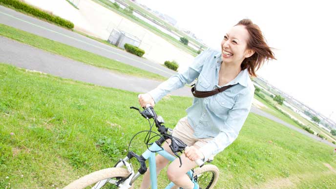 自転車通勤をしている女性