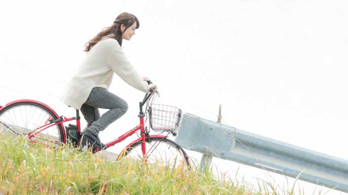 カゴ付きの自転車で通勤している女性