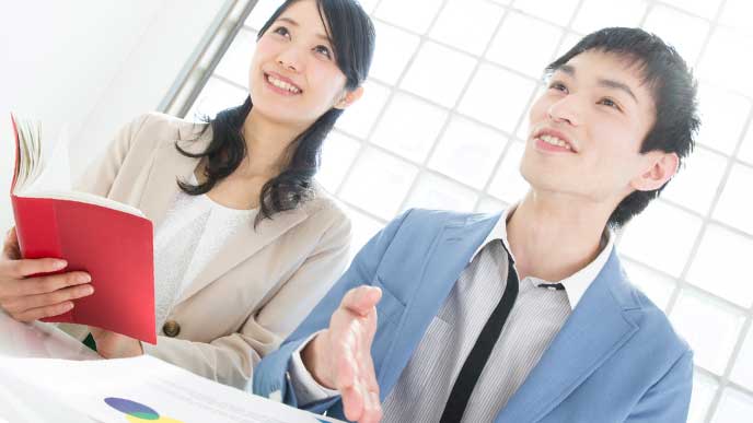 社内報のことで取材をしている社員