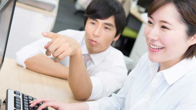 社内報のデザインを選んでいる社員