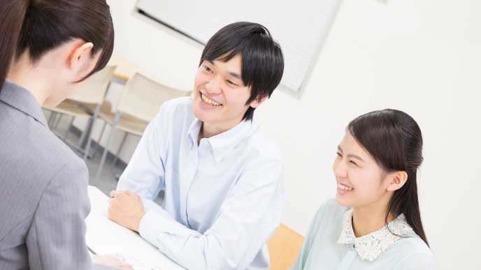 社内報のインタビューを受けている男女