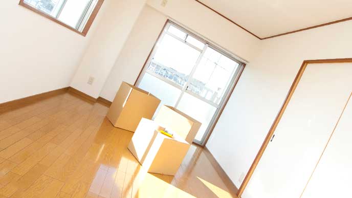 引っ越ししたてでダンボールのみ置かれた部屋
