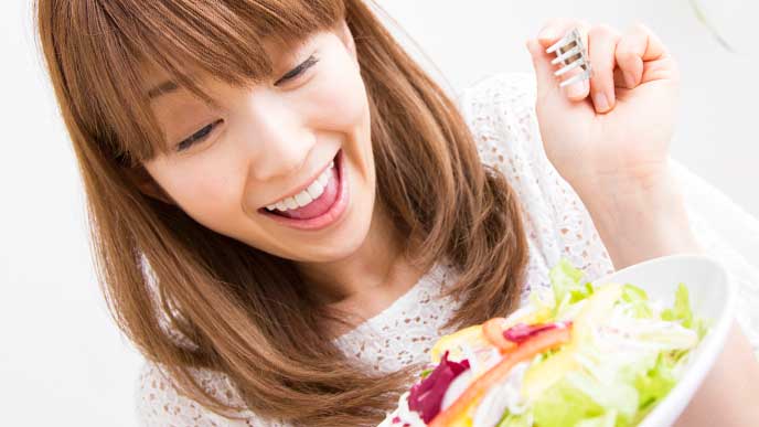 サラダを食べようとしている女性