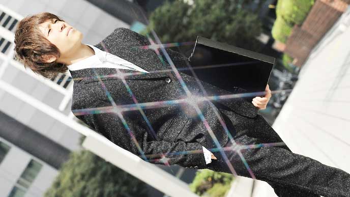 ラメのキラキラスーツを着ている男性社員