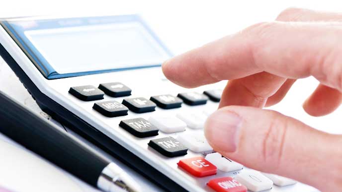 退職金にかかる税金を計算している男性の手元