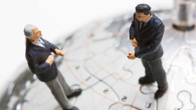 海外と取引をしているイメージのクレイ人形