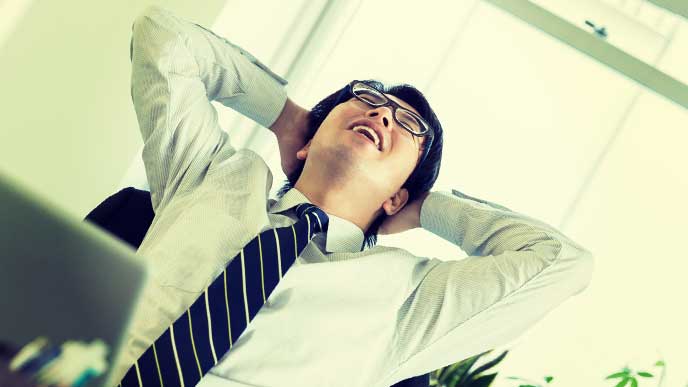 頭を抱えているスーツを着た男性社員