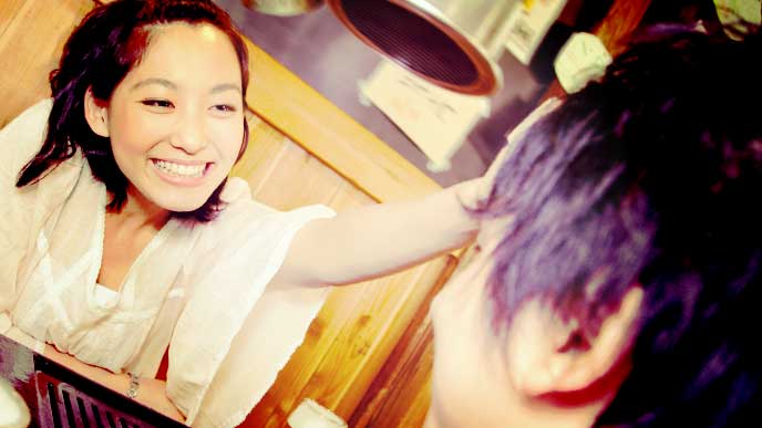 初任給で家族に焼肉をごちそうしている女性