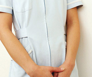エステの制服を着た女性