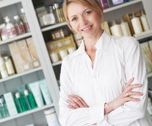 商品棚の前で腕組みする女性