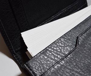 黒革の名刺入れに入った名刺