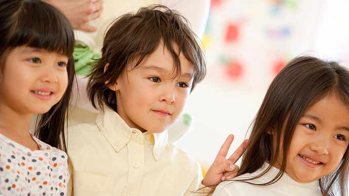 vサインを出す子供