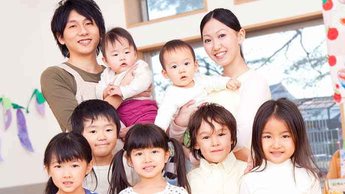 保育士と子供たち