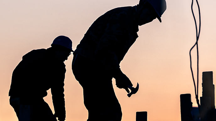 建築現場で働く労働者