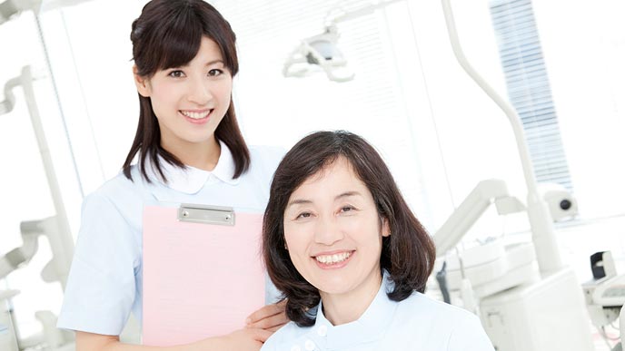 女性医師と歯科衛生士