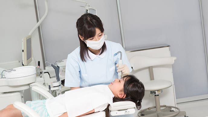 子供の治療をする歯科衛生士