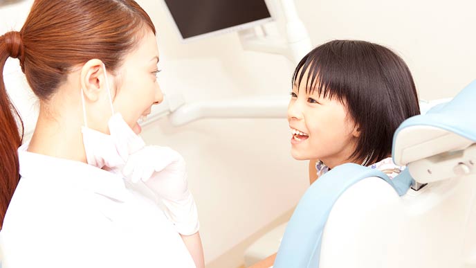 子供の患者の笑顔に癒される歯科衛生士