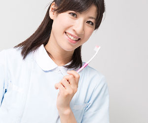 歯磨き指導する歯科衛生士
