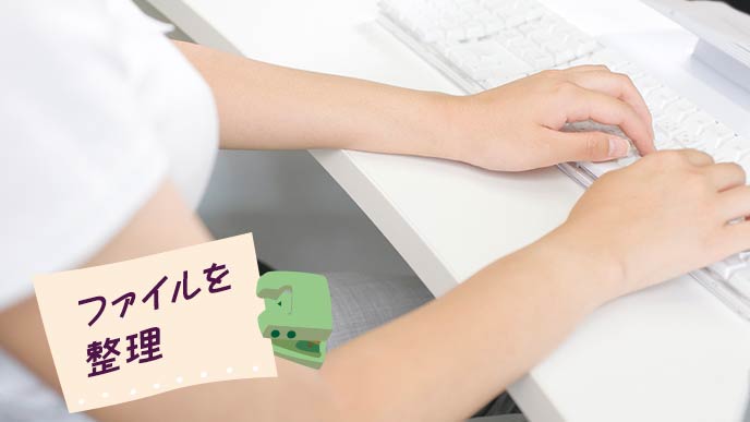 キーボードに手をのせる女性