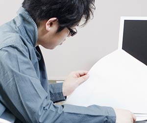書類を見るオペレーター