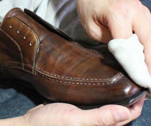 靴を磨く