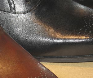 黒と茶色の革靴の甲