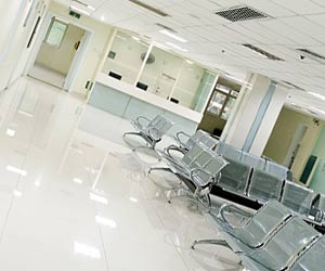 病院の空の待合室
