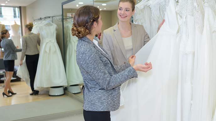 ドレスを選ぶ花嫁