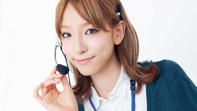 インカムを調整する女性