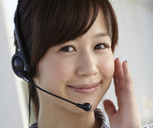 インカムして話を聞く女性