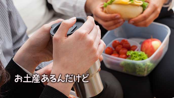 同僚と昼食をとる社員
