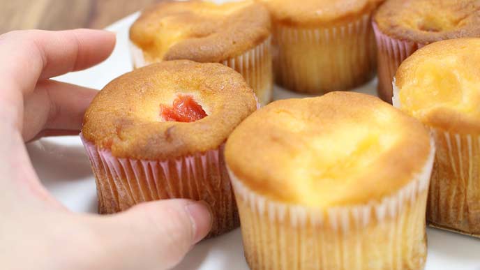 小分けのスイーツを指で摘まむ