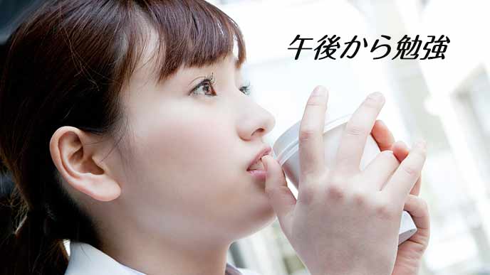 コーヒーを飲みながら一休みする女性