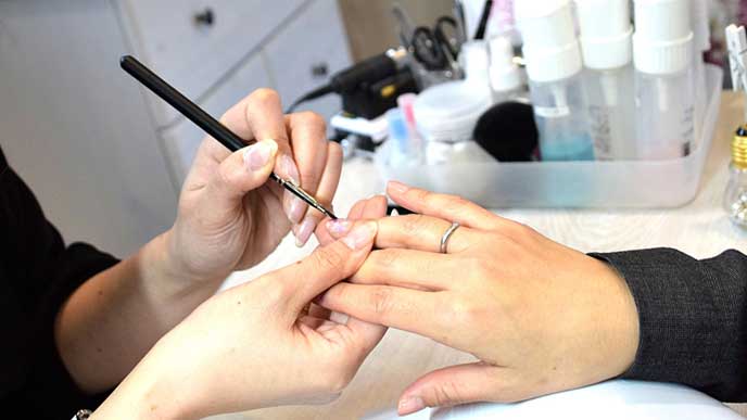 ネイルアートを施すネイリスト