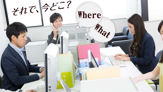 会社で部下の欠勤連絡を電話で受ける課長