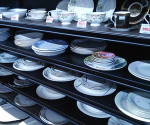食器が店内の棚に並ぶ