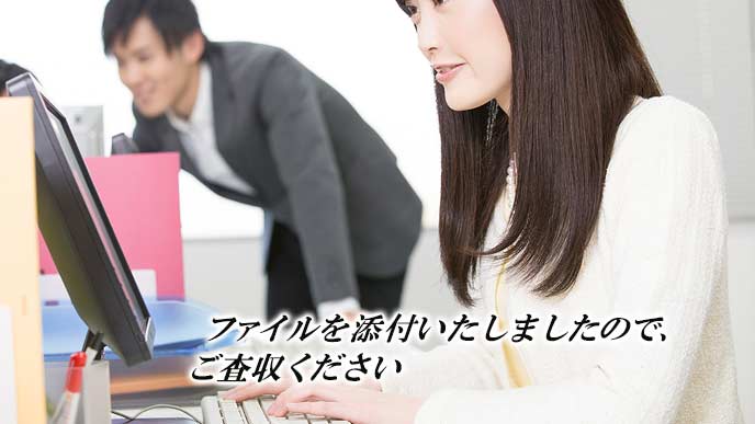 パソコンでメールを送信する女性事務員