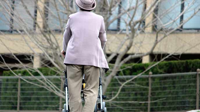 手押し車を押して歩く老人